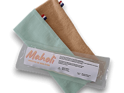 Zwei Hüllen, eine beige und eine mintgrüne, und ein Maholi Kühlpack für Wellness und Kältetherapie.